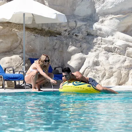 Louis St. Elias & Waterpark מלון
